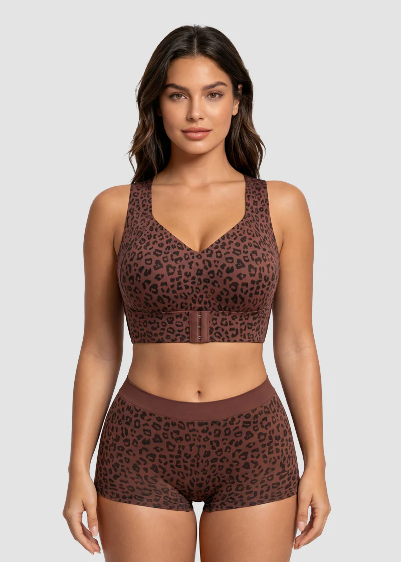 Mannequin de face portant le soutien-gorge et le shorty à motif léopard sur fond marron rosé, fermeture à crochets sur le devant. 8