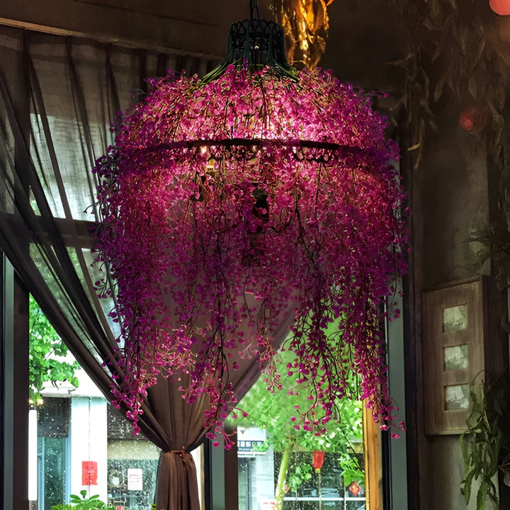 Version à fleurs roses et violettes retombantes, allumée près d'une fenêtre à rideau 5