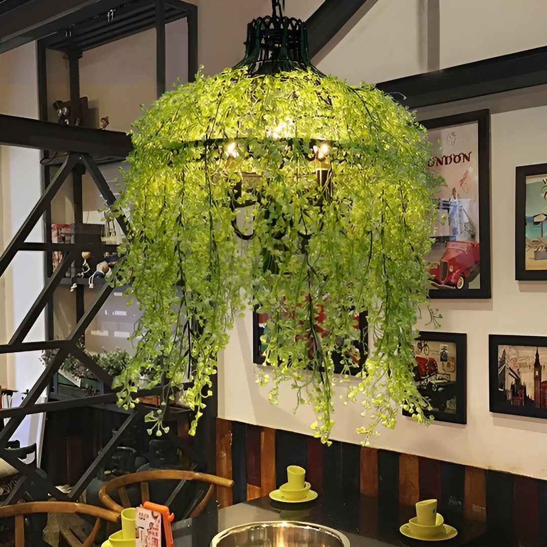 Version à petites feuilles vert clair, allumée, au-dessus d'une table dans un café aux cadres muraux 6