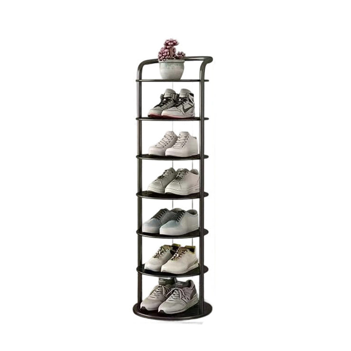 Étagère noire à sept niveaux sur fond blanc, garnie de baskets et d'une plante en pot 16