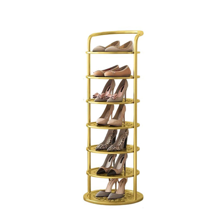 Étagère dorée à sept niveaux sur fond blanc, ballerines et escarpins disposés en vue de face 18