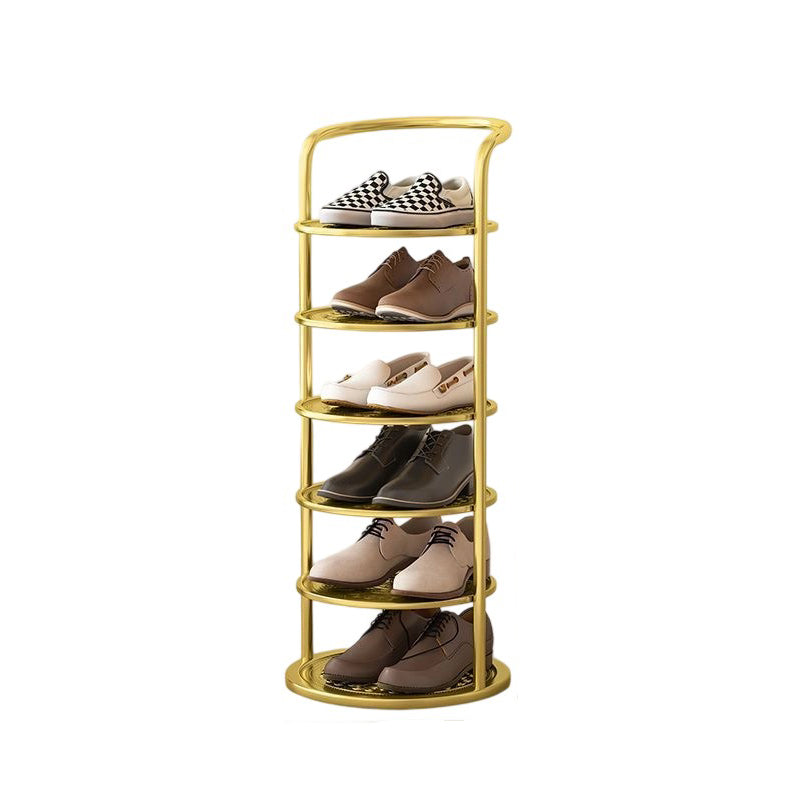 Étagère dorée à six niveaux sur fond blanc, chaussures de ville et baskets à damier rangées 20