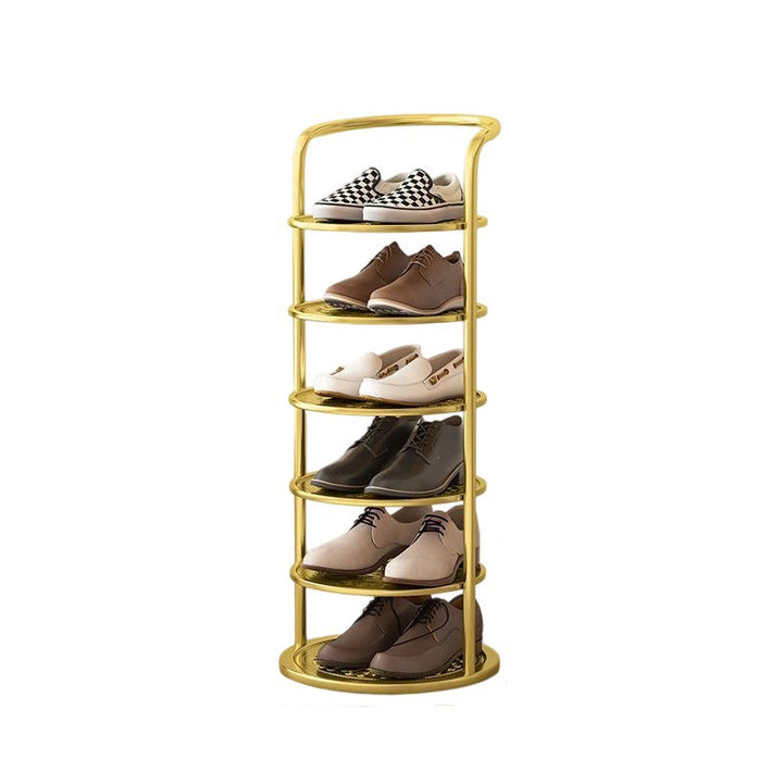 Étagère dorée à six niveaux sur fond blanc, chaussures de ville et baskets à damier rangées 20