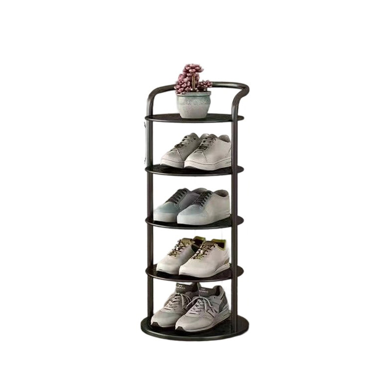 Étagère noire à cinq niveaux sur fond blanc, baskets rangées et petite plante en pot au sommet 15
