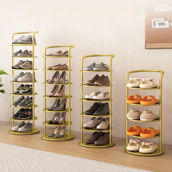 Quatre étagères dorées de hauteurs variées côte à côte, garnies de baskets, escarpins et claquettes colorées 10