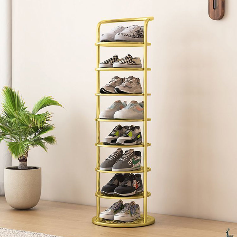 Étagère dorée à huit niveaux garnie de baskets, posée dans une entrée près d'une plante verte 1
