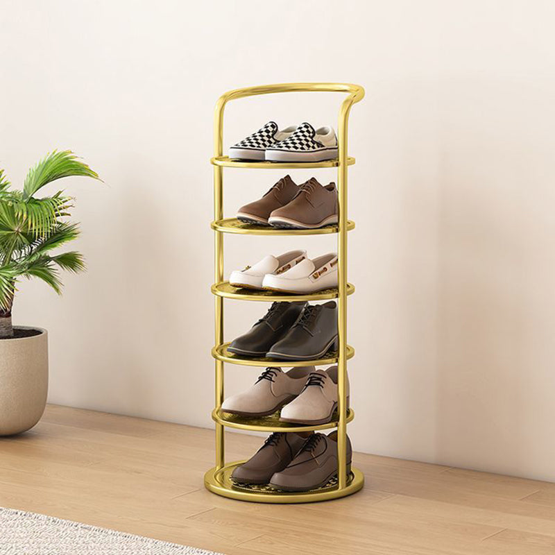Étagère dorée à six niveaux rangée de chaussures de ville et de baskets, près d'une plante 2