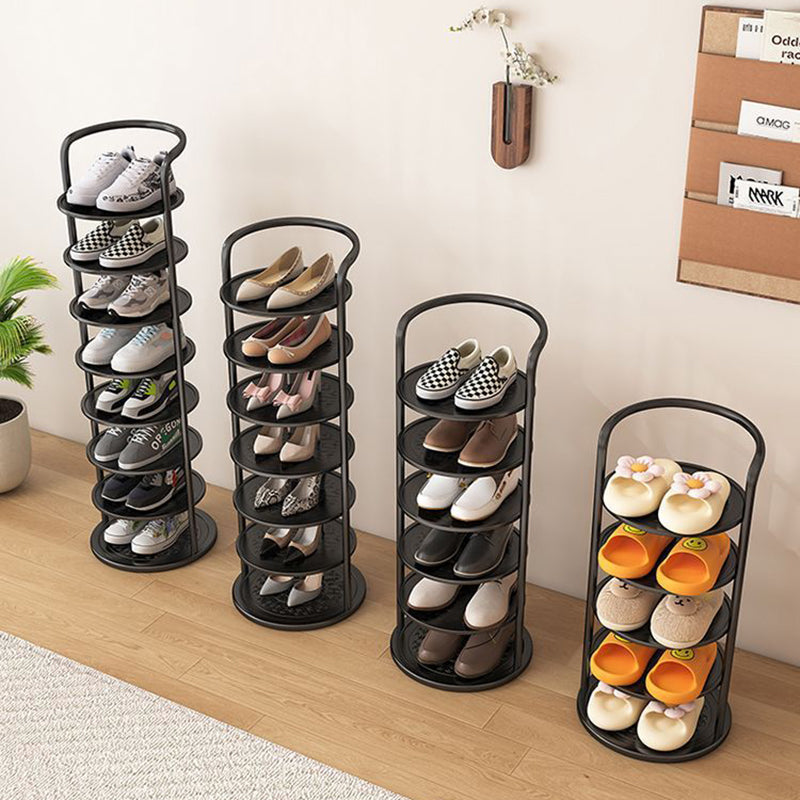 Quatre étagères noires de tailles différentes alignées le long d'un mur, remplies de chaussures et de claquettes 9