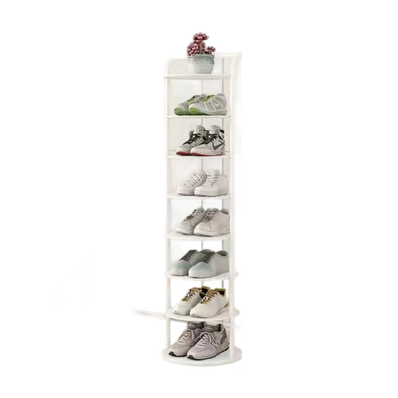 Étagère blanche à huit niveaux sur fond uni, remplie de baskets avec une plante décorative au sommet 14