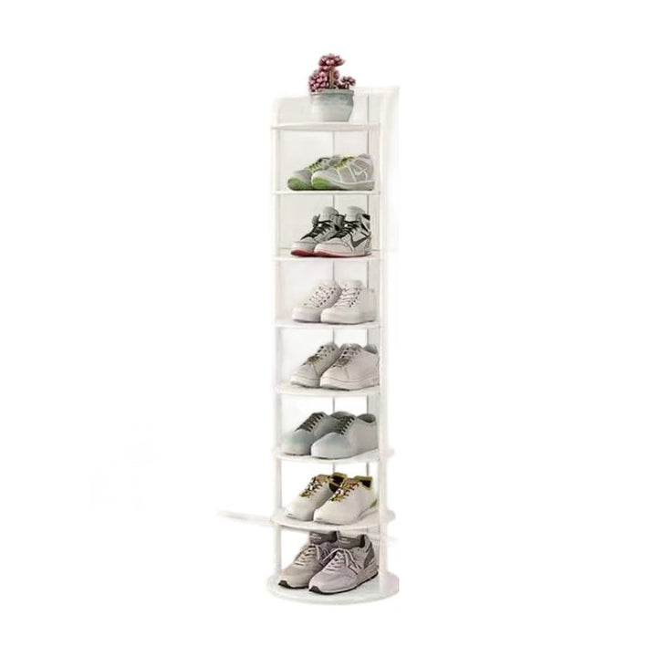 Étagère blanche à huit niveaux sur fond uni, remplie de baskets avec une plante décorative au sommet 14