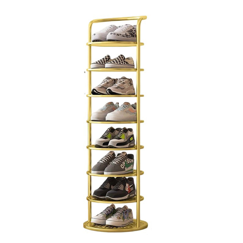Étagère ronde à huit niveaux, structure métallique dorée, chargée de huit paires de baskets variées 21