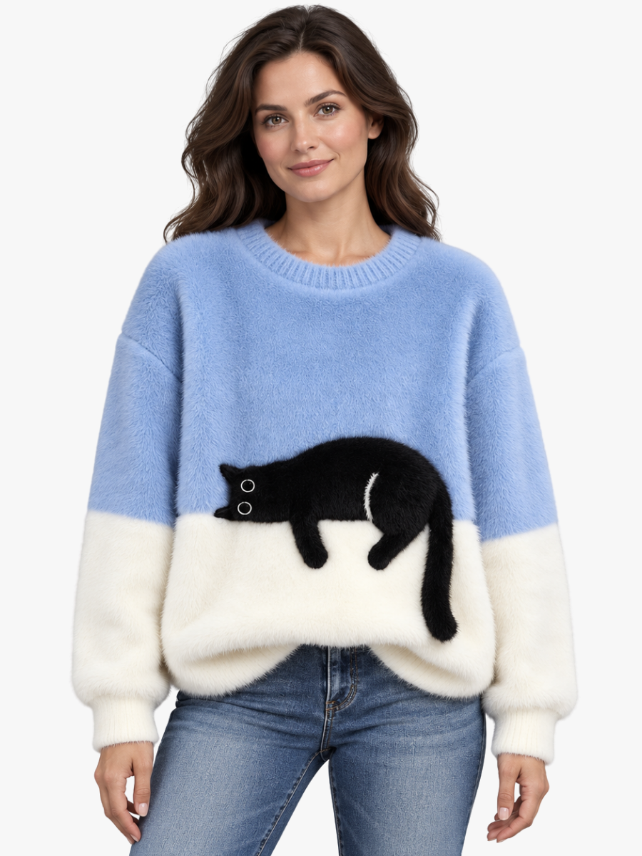 Femme portant le pull duveteux bleu ciel et blanc avec un chat noir allongé, avec un jean 1