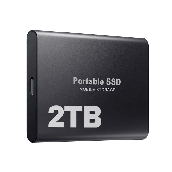 SSD noir vu de trois quarts, port USB-C visible sur le côté, sur fond blanc 8