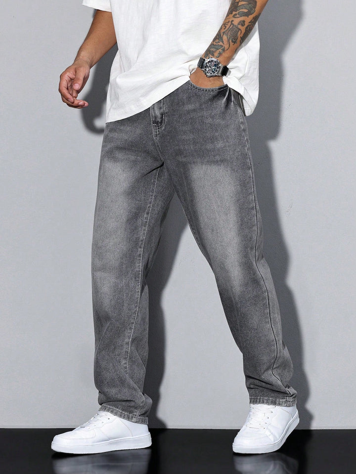 Jean gris délavé coupe ample, main dans la poche, porté avec un t-shirt blanc et des baskets blanches, vue de face. 2