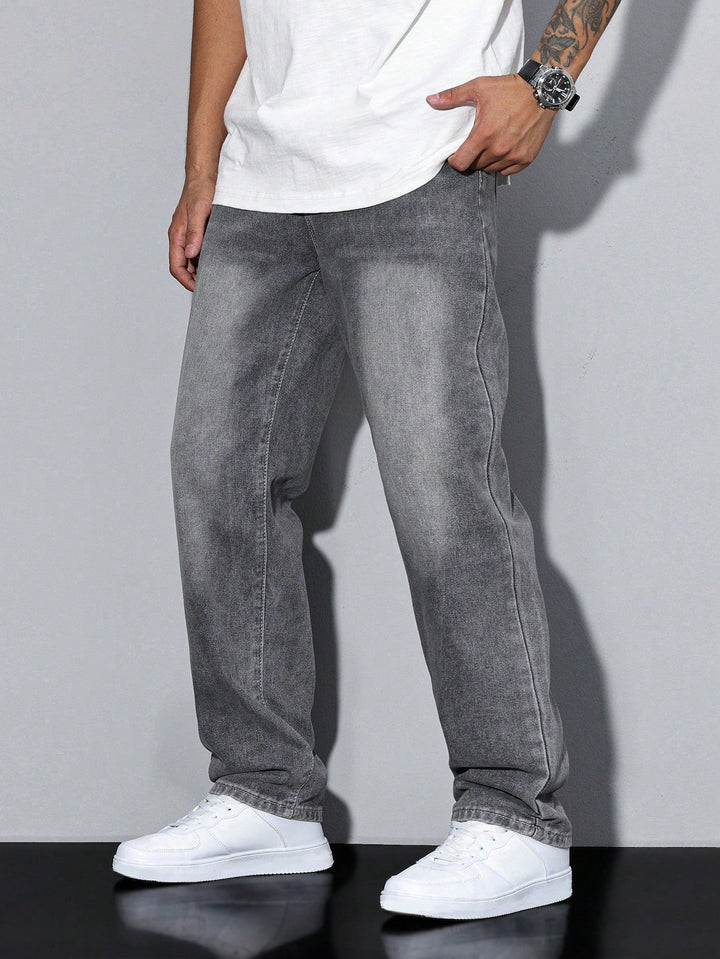 Jean baggy gris délavé porté par un homme en t-shirt blanc et baskets blanches, vue de trois quarts côté gauche. 1