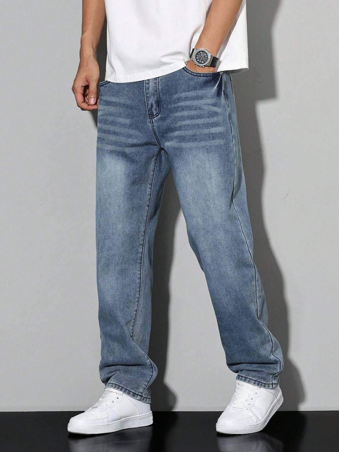 Jean bleu délavé avec marques de plis sur le haut des cuisses, porté de face, jambe large et droite. 11