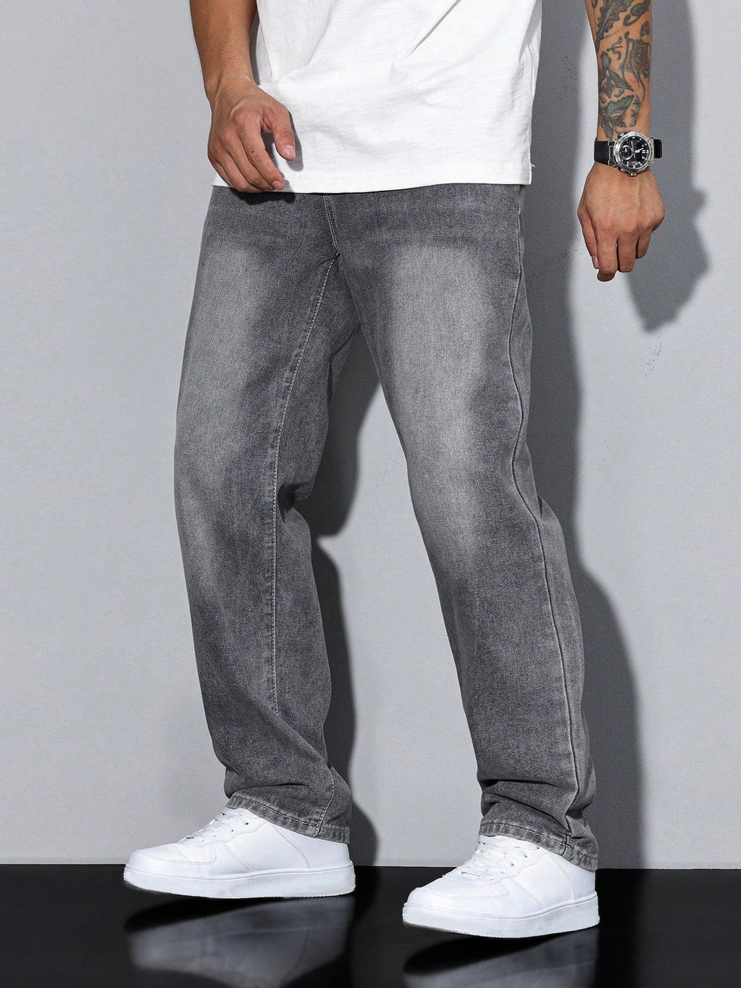 Jean gris délavé porté de face, bras le long du corps, montrant la jambe large et l'effet nuancé du denim. 5