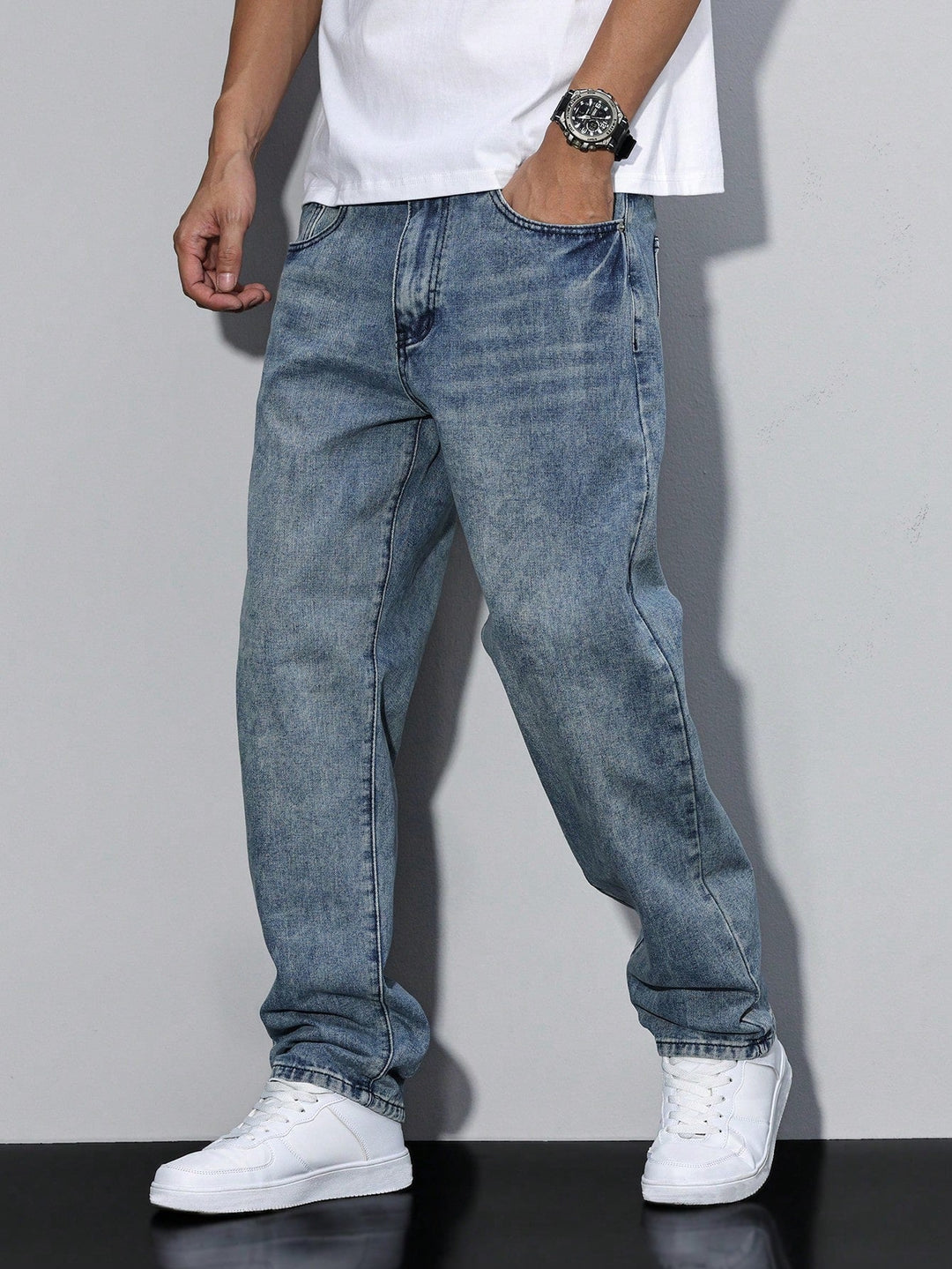 Jean bleu clair vieilli aux nuances verdâtres, porté par un modèle, main dans la poche, avec t-shirt blanc. 6