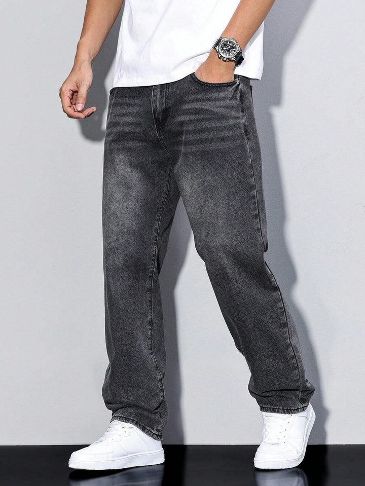 Jean gris anthracite délavé aux plis marqués sur les hanches, porté de face, main dans la poche. 9