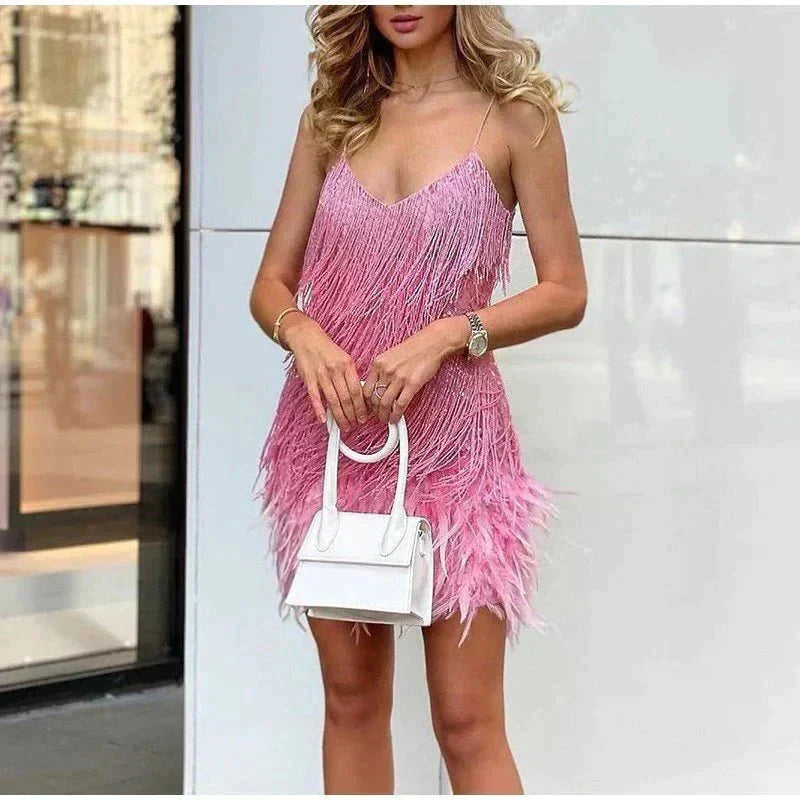 Version rose portée devant un mur clair, avec sac à main blanc, franges pailletées et ourlet en plumes 2