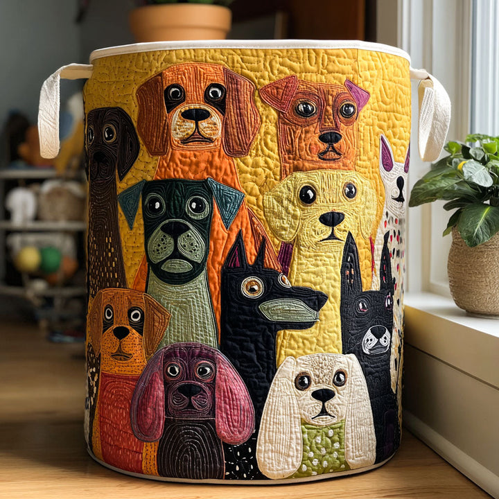 Panier cylindrique matelassé jaune orné de chiens colorés brodés, avec deux poignées en toile écrue, posé près d'une fenêtre. 1