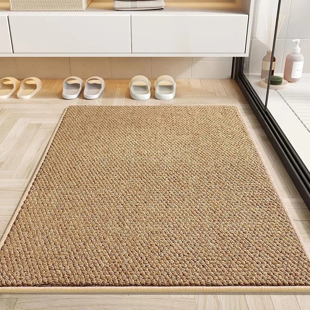 Tapis brun clair à poil bouclé posé sur un parquet clair, devant des chaussons et une douche 3