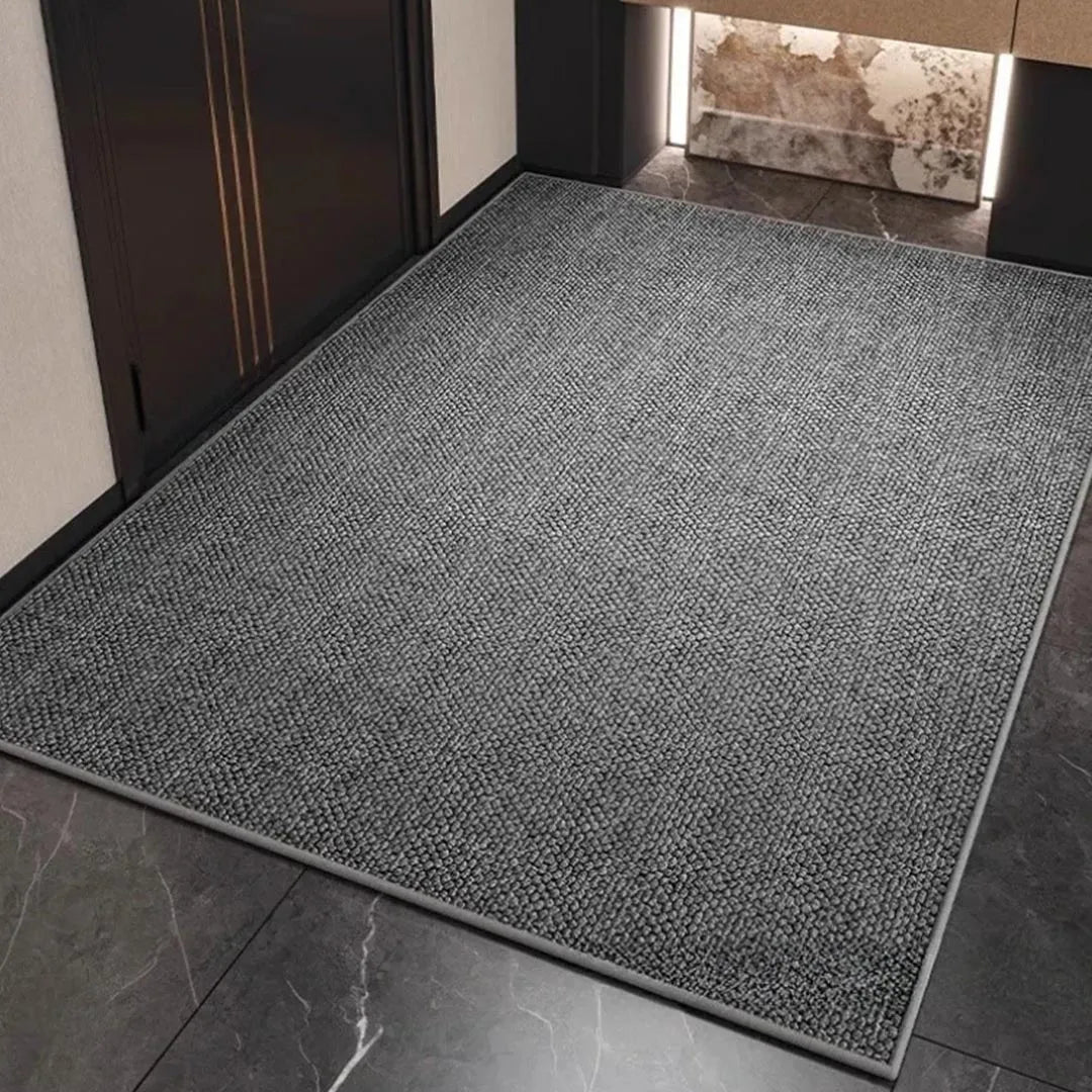 Grand tapis gris à bordure assorti posé sur un sol en marbre sombre dans une entrée 4