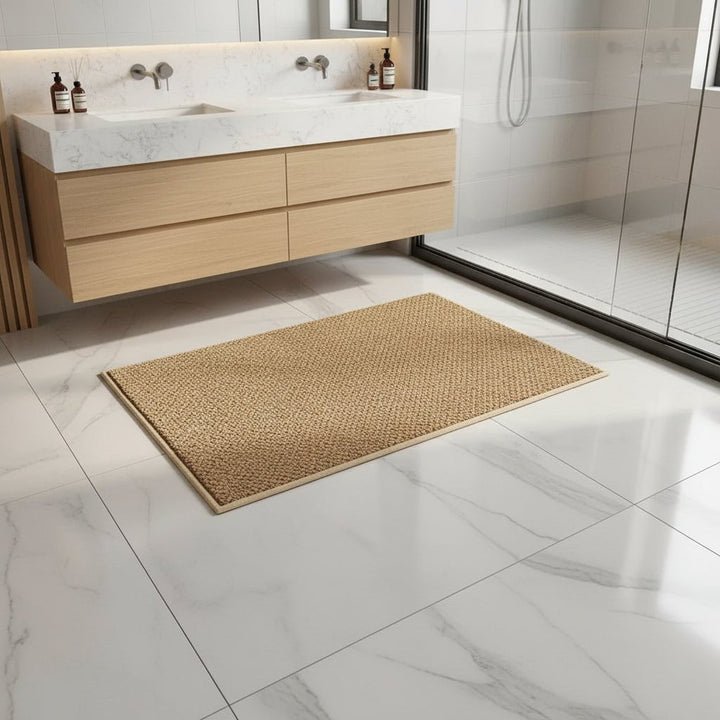 Tapis brun clair à bordure beige posé sur un carrelage marbré blanc, devant un meuble vasque clair 5