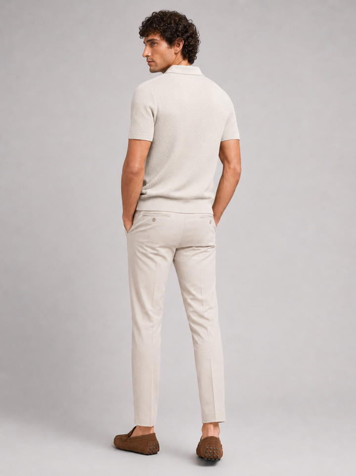 Polo beige clair vu de dos, homme tourné de côté, pantalon beige et mocassins marron 19