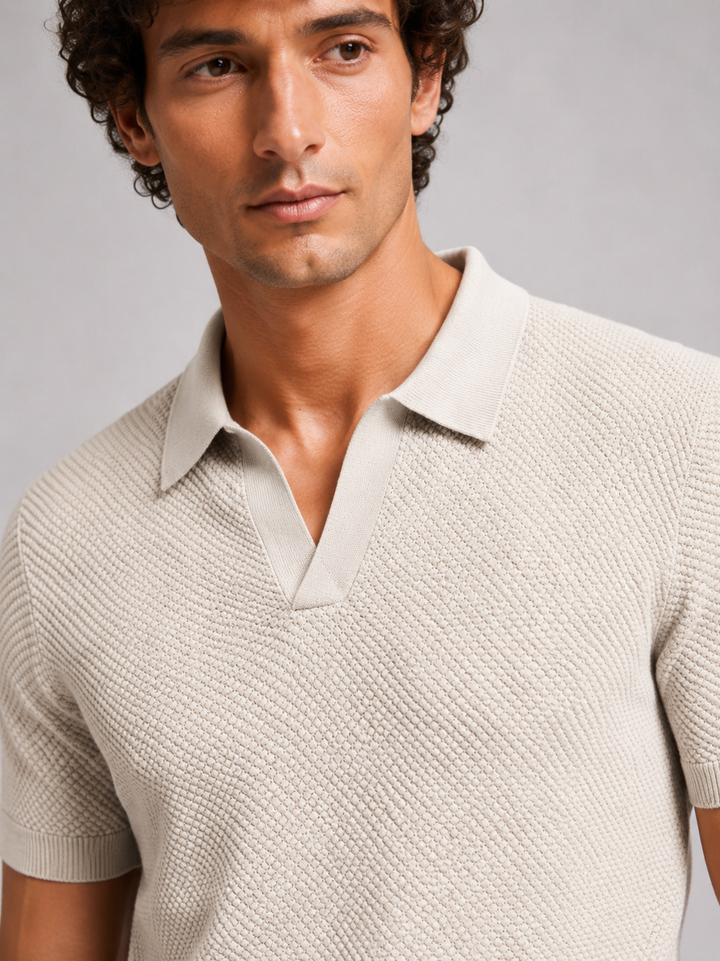 Gros plan sur le col ouvert et la maille texturée du polo beige clair 17