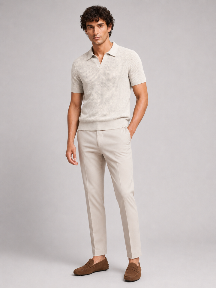 Homme en polo beige clair, pantalon beige et mocassins marron, en pied, de face 18