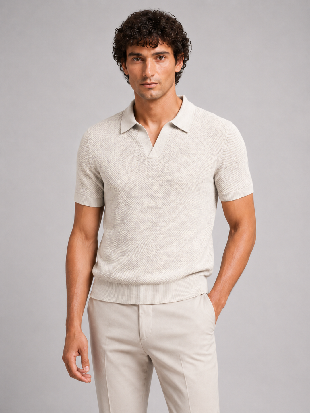 Homme portant le polo beige clair à col ouvert, vu de face, pantalon beige, fond gris 16