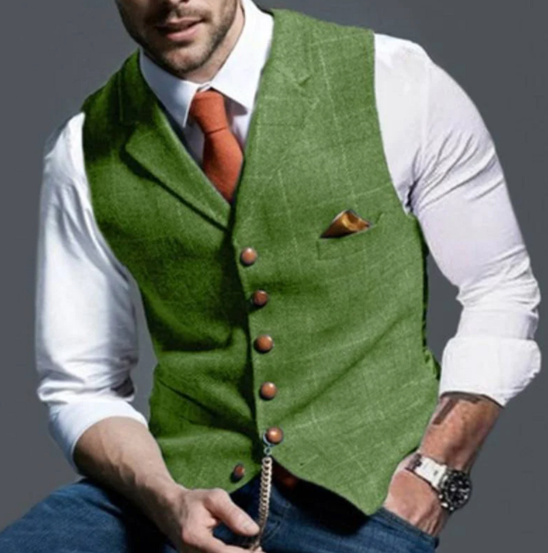 Gilet vert vif à col châle, porté avec chemise blanche, cravate orange et pochette 2