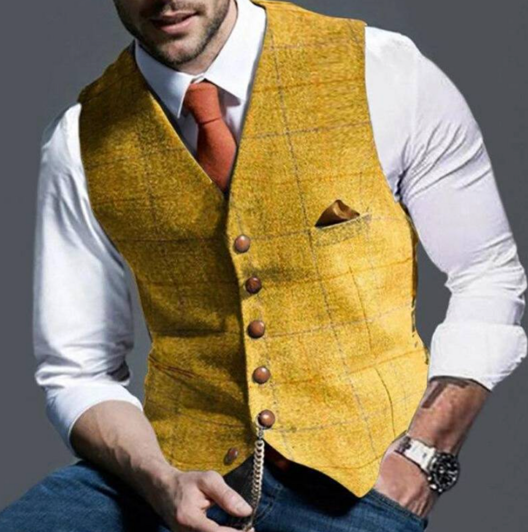 Gilet jaune moutarde à carreaux fins, porté avec chemise blanche et cravate orange 3