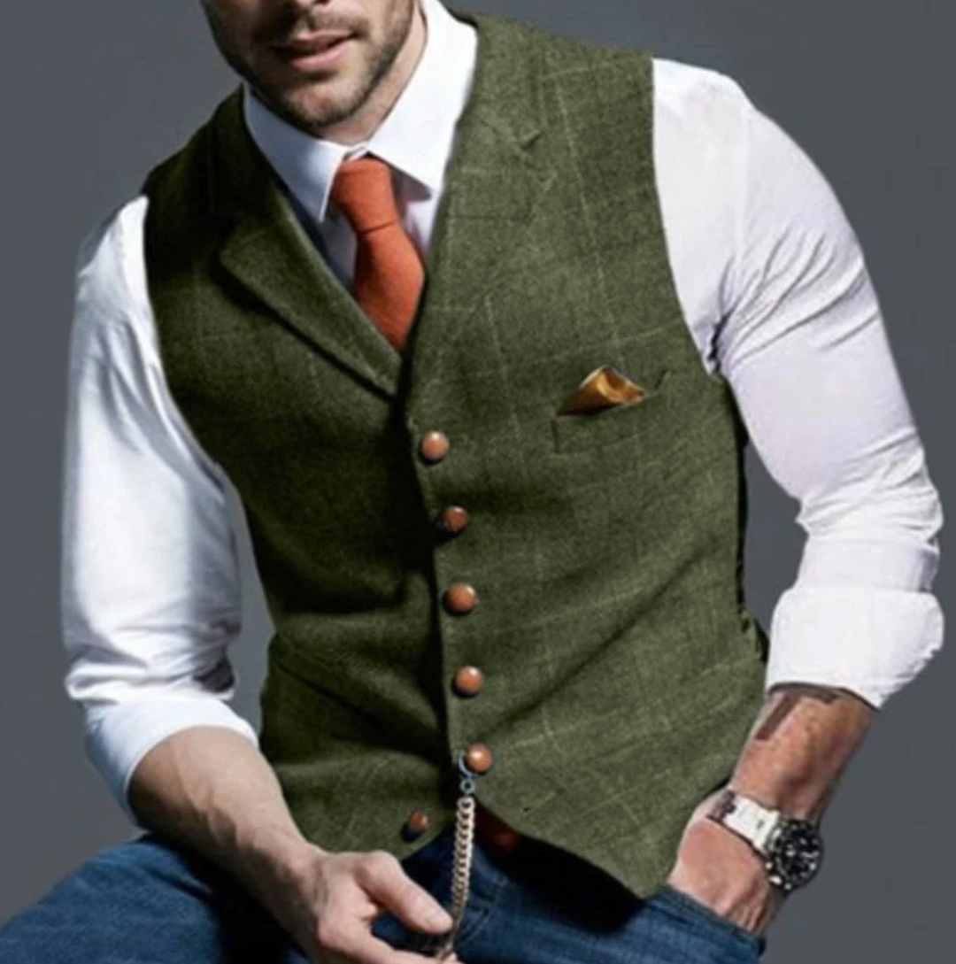 Gilet vert kaki à col cranté, porté avec chemise blanche, cravate orange et jean 4