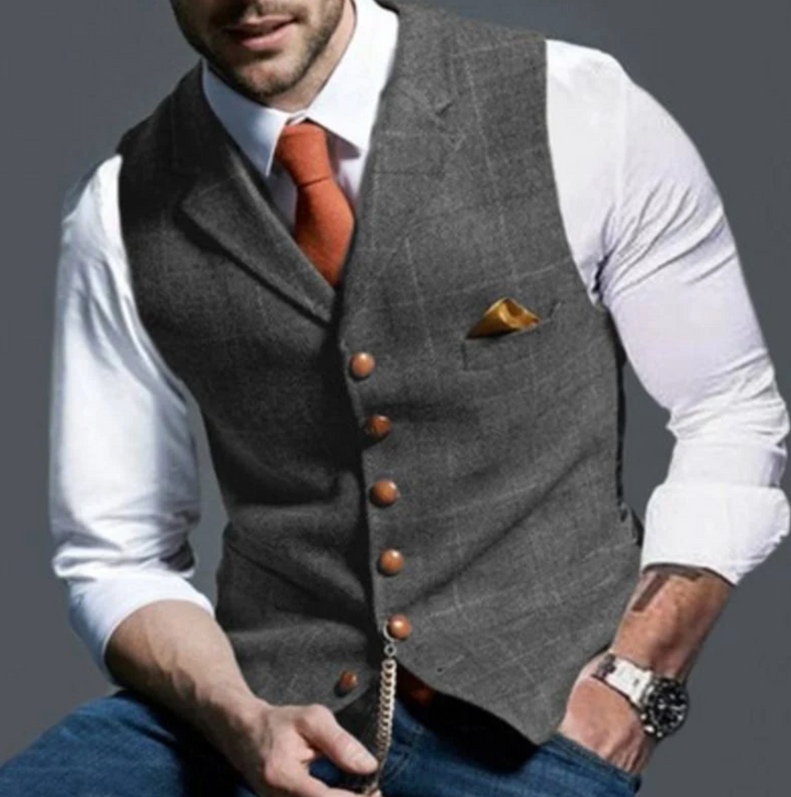 Gilet gris anthracite à fins carreaux, porté avec chemise blanche et cravate orange 6