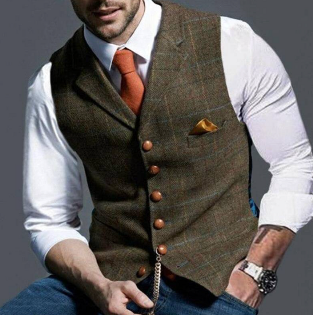 Gilet marron à carreaux bleutés, porté avec chemise blanche, cravate orange et pochette dorée 7