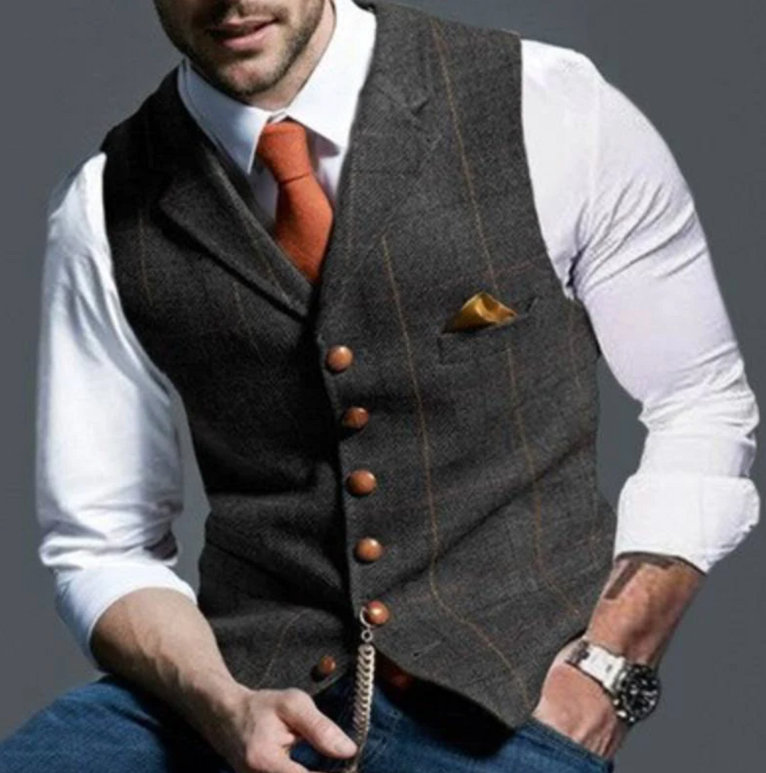 Gilet gris foncé à rayures quadrillées orangées, porté avec chemise blanche et cravate orange 8
