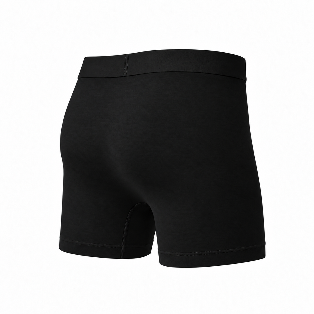 Boxer noir vu de dos en trois quarts, arrière uni et jambe plus longue bien visible. 14