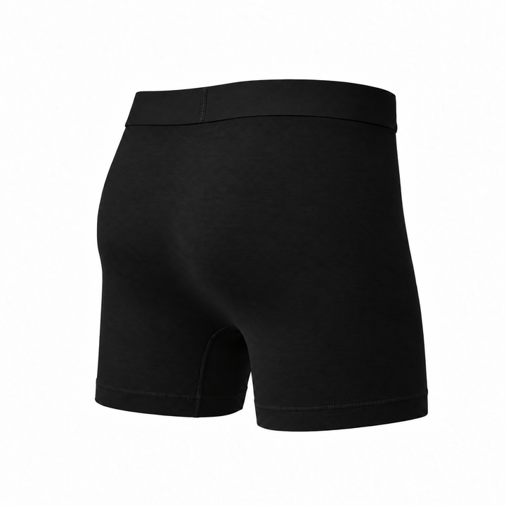 Boxer noir vu de dos en trois quarts, arrière uni et jambe plus longue bien visible. 14