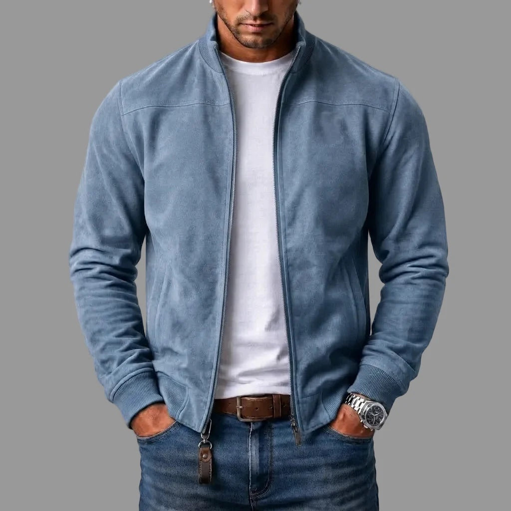 Homme portant la veste bleu clair ouverte sur un t-shirt blanc et un jean, avec une tirette de zip en cuir au bas du zip. 4