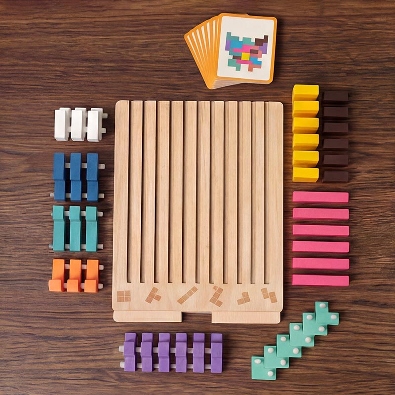 Vue de dessus de tous les éléments rangés par couleur autour du plateau en bois à rainures, avec les cartes modèles en haut. 2