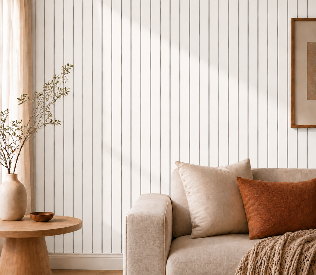 Mur de lattes verticales claires dans un salon, canapé beige, coussins, vase et table ronde en bois 21
