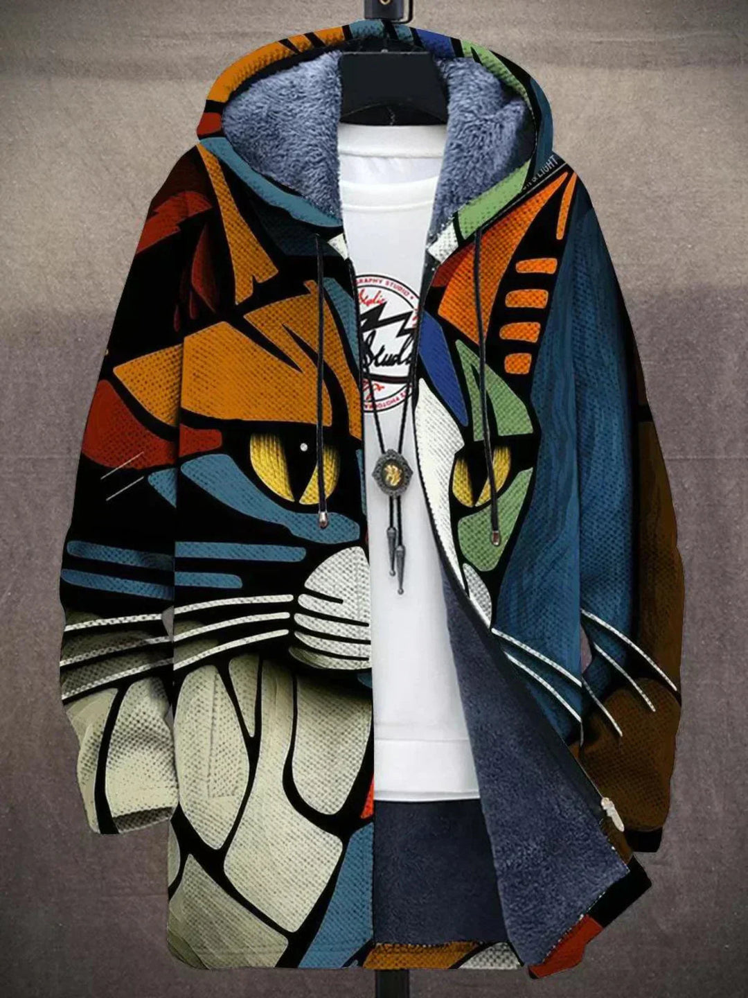 Cardigan à capuche doublé de fourrure, grand visage de chat stylisé en aplats colorés aux yeux jaunes 4