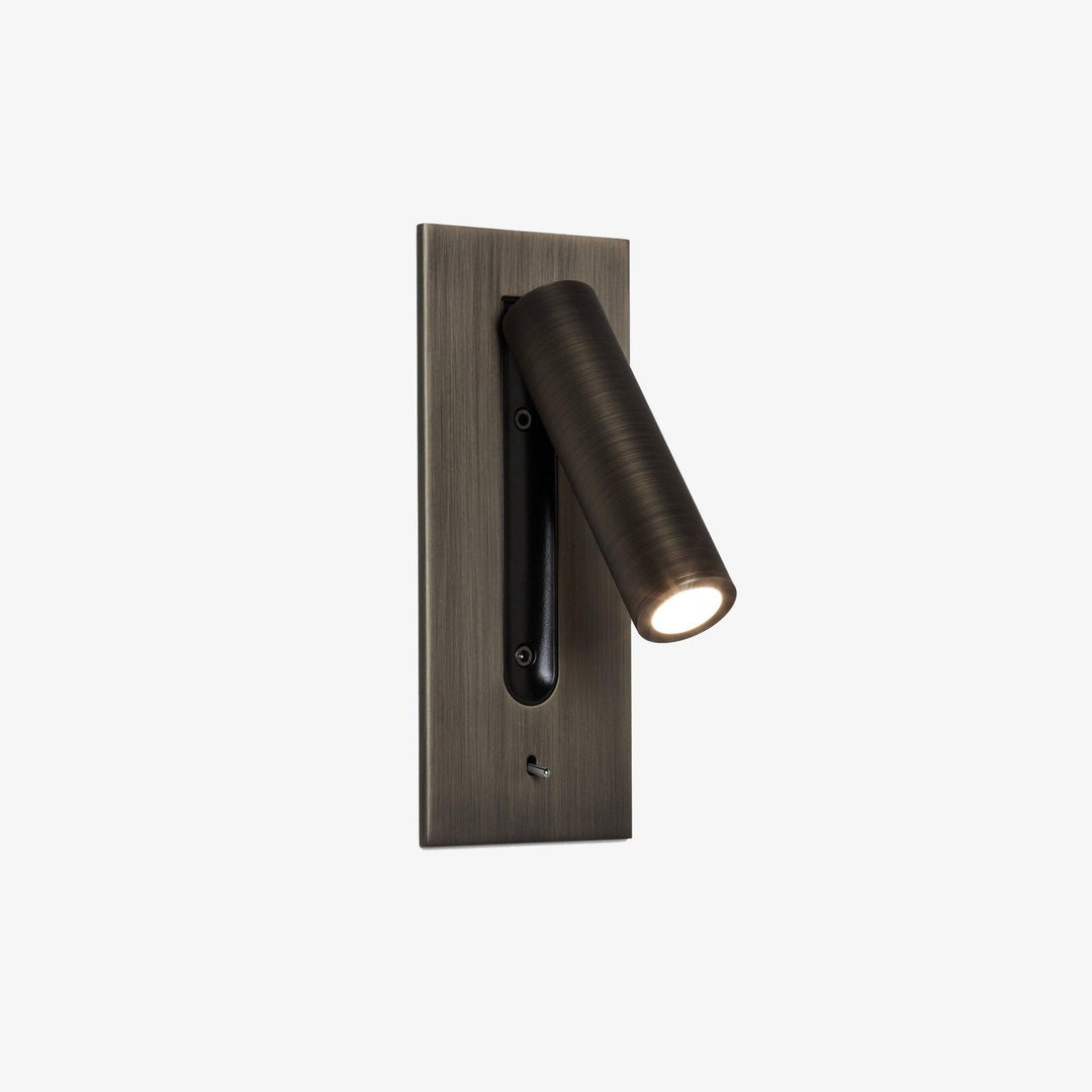 Applique bronze brossé sur fond blanc, tube incliné vers la droite, LED allumée 8