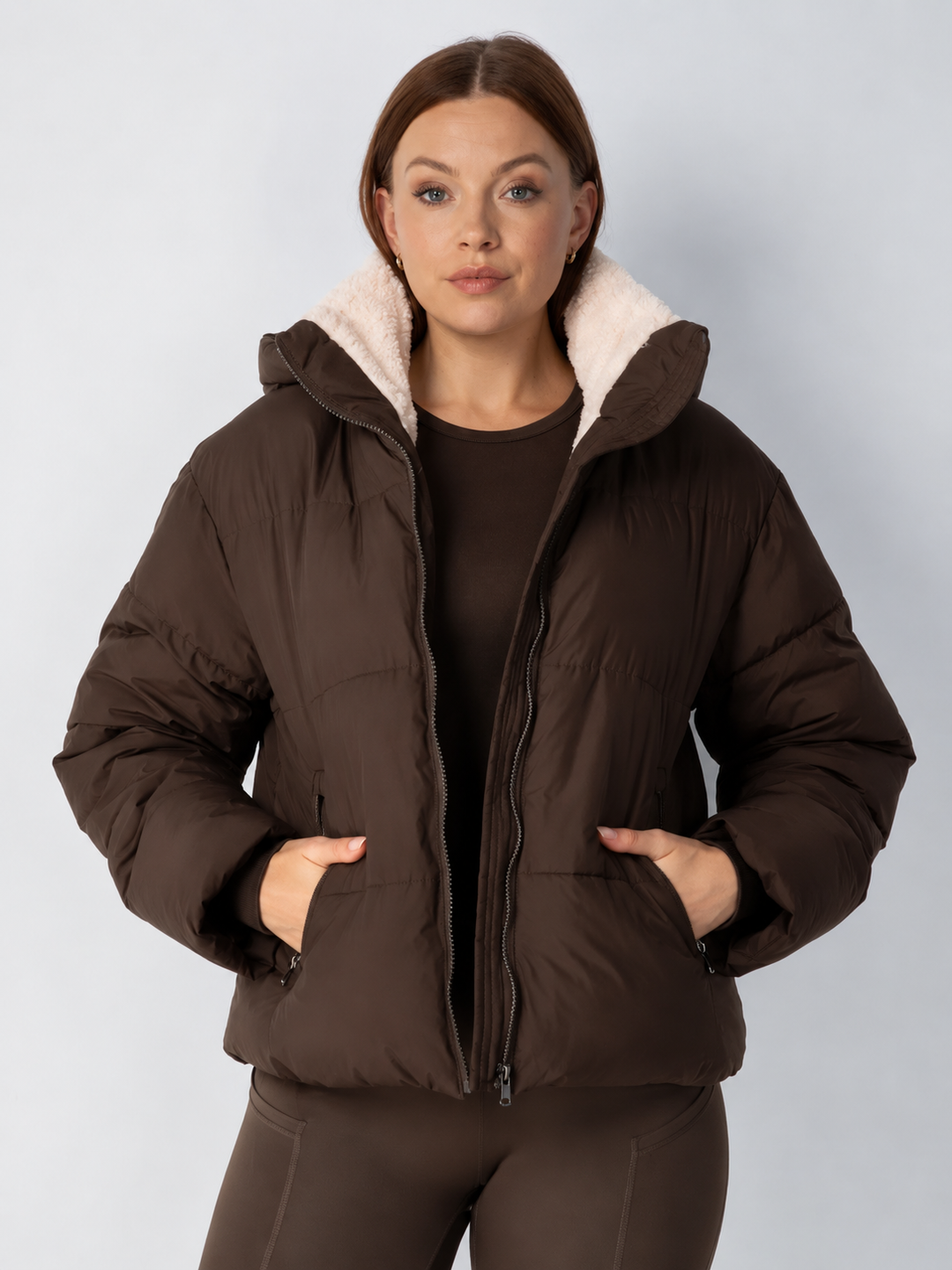 Veste marron foncé ouverte à doublure bouclée crème, mains dans les poches zippées 14