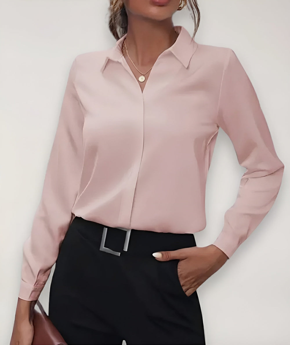 Chemisier rose pâle porté par une mannequin, main dans la poche du pantalon noir 2