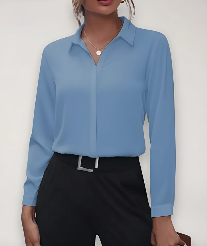 Chemisier bleu clair porté de face avec pantalon noir et collier à pendentif rond 3