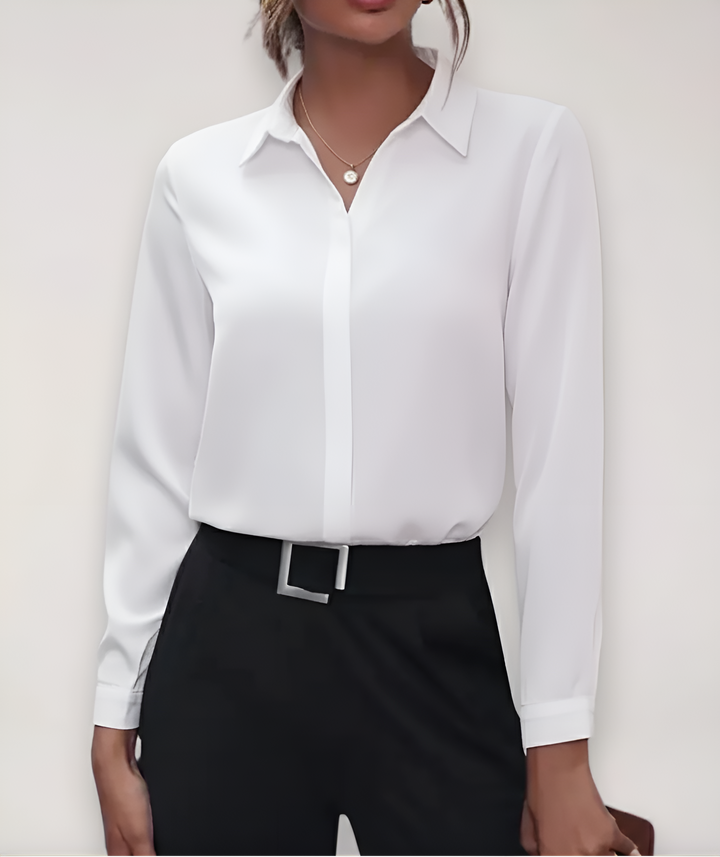 Chemisier blanc porté de face avec pantalon noir, patte de boutonnage cachée et col classique 5