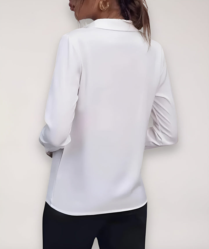Chemisier blanc vu de dos sur une mannequin, avec le col et les manches longues 6
